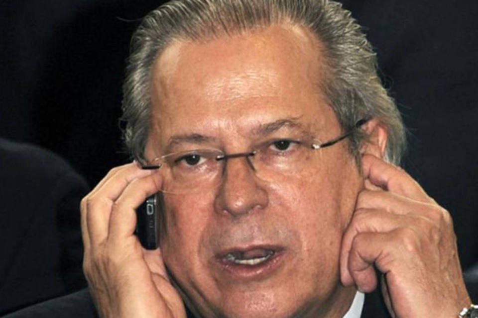 José Dirceu usou celular na Papuda, diz jornal