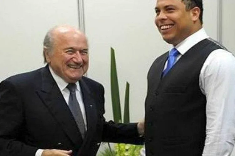 Joseph Blatter e Ronaldo conversam na cerimônia (Fifa)
