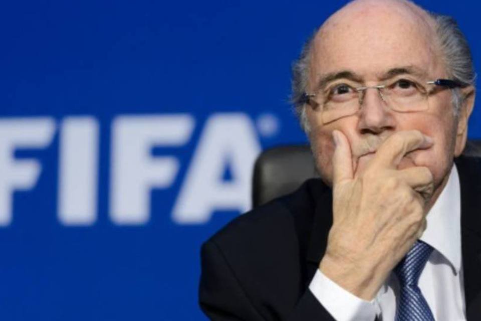 Patrocinadores pedem renúncia, mas Blatter descarta