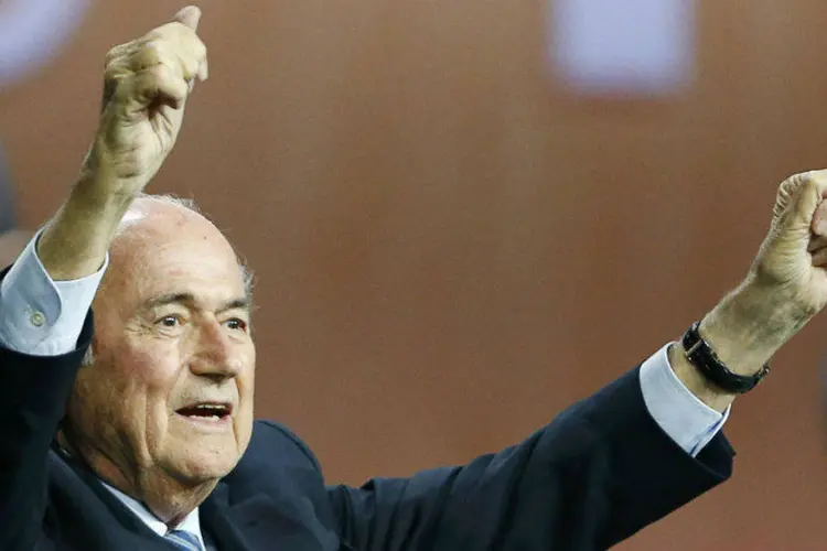 
	Blatter: presidente demission&aacute;rio da Fifa vendeu a um pre&ccedil;o muito inferior ao de mercado os direitos de transmiss&atilde;o dos Mundiais 2010 e 2014, diz canal de TV su&iacute;&ccedil;o
 (Arnd Wiegmann/Reuters)