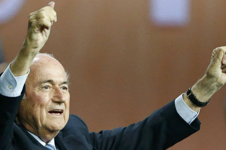 
	Blatter: presidente demission&aacute;rio da Fifa vendeu a um pre&ccedil;o muito inferior ao de mercado os direitos de transmiss&atilde;o dos Mundiais 2010 e 2014, diz canal de TV su&iacute;&ccedil;o
 (Arnd Wiegmann/Reuters)