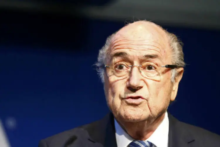 
	Joseph Blatter: a decis&atilde;o foi tomada ap&oacute;s a pris&atilde;o de sete dirigentes em Zurique, h&aacute; tr&ecirc;s semanas, em uma investiga&ccedil;&atilde;o sobre corrup&ccedil;&atilde;o no futebol
 (Reuters)