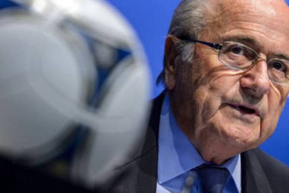 Papa recebe Blatter e ganha revista em latim