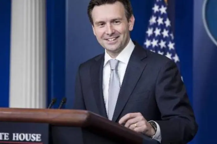 O porta-voz da Casa Branca, Josh Earnest, passa informações em uma coletiva de imprensa na Casa Branca (Brendan Smialowski/AFP)