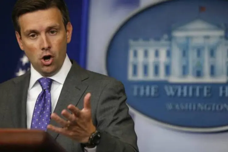 
	Josh Earnest: &quot;&eacute; uma vis&atilde;o forte do governo de que n&atilde;o seria s&aacute;bio... simplesmente tirar as san&ccedil;&otilde;es no primeiro dia.&quot;
 (Jason Reed/Reuters)