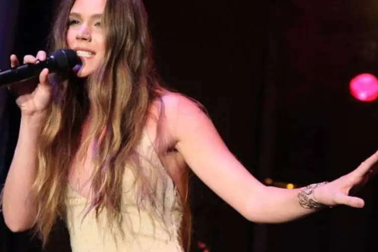 Joss Stone foi sedutora com seus gestos e sorrisos, fazendo pose de rapper ou de menininha com um urso de pelúcia (Taylor Hill/Getty Images)