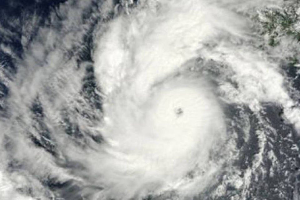 Tempestade Cosme se transforma em furacão