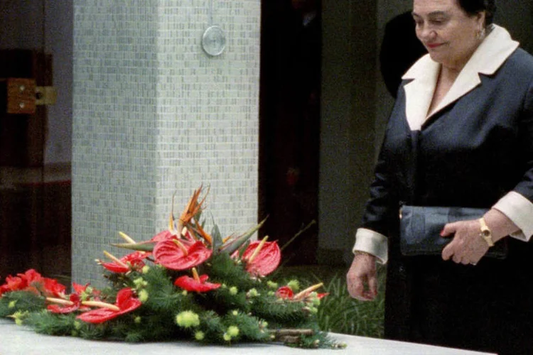 Jovanka Broz, a viuva de  Josip Broz Tito, visitando o túmulo do marido no aniversário de sua morte, em Maio de 1998 (REUTERS/Stringer/Files)