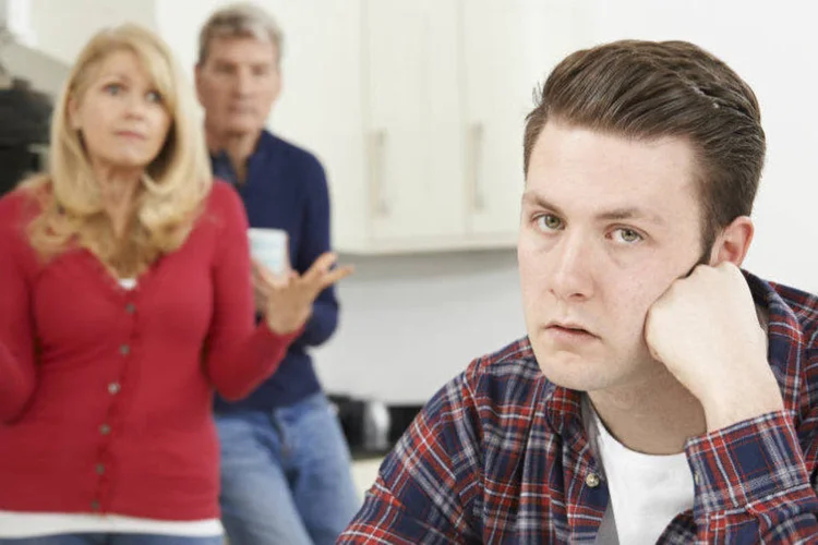 Jovem adulto na casa dos pais (Highwaystarz-Photography/Thinkstock/Getty Images)