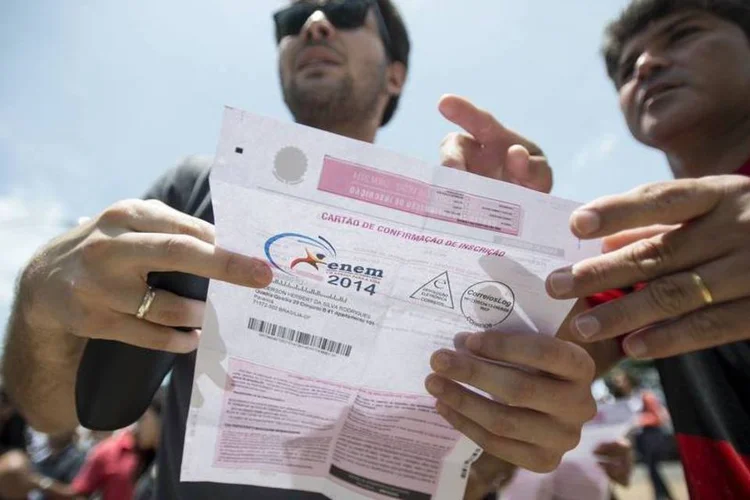 
	Jovem com cart&atilde;o de inscri&ccedil;&atilde;o do ENEM
 (Agência Brasil)