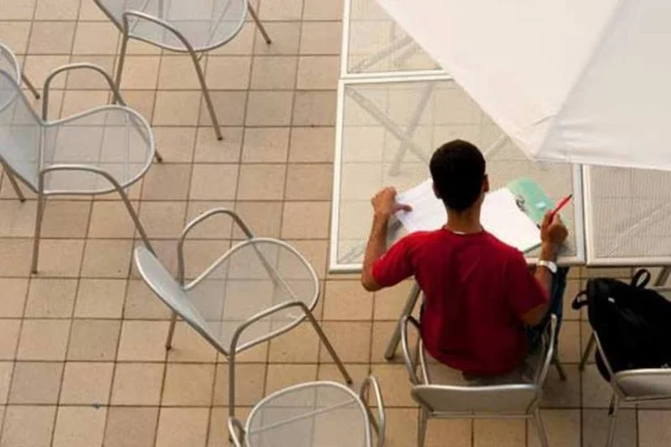 Jovem estudando (L.A. Cicero / Stanford News)