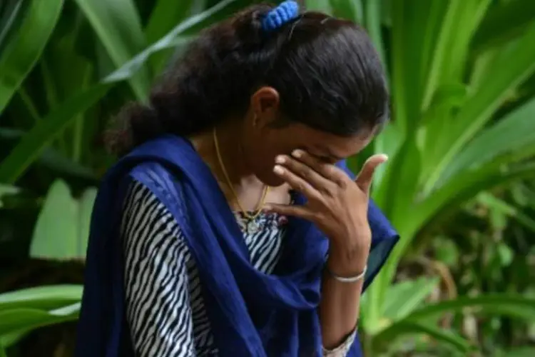Santadevi Meghwal, uma jovem estudante de 20 anos, chora durante entrevista à AFP sobre casamentos arranjados na Índia (Money Sharma/AFP)