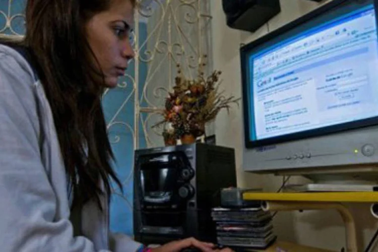 Adolescente navega na Internet (Str/AFP)