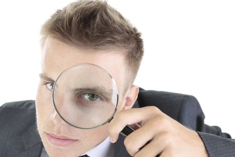 Jovem com lupa: cargos de liderança prevalecem (Thinkstock/Thinkstock)