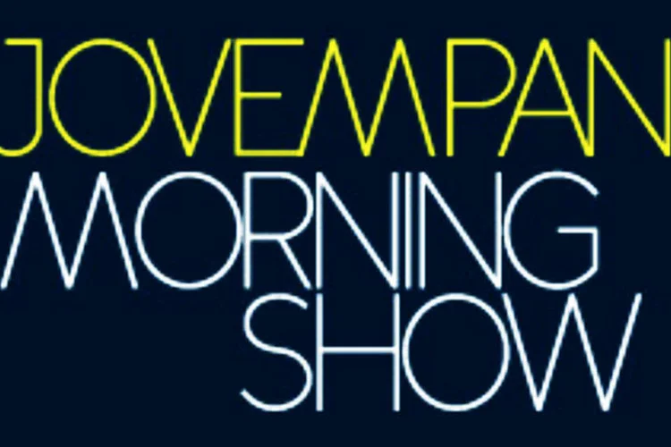 "Morning Show": telas que estão no estúdio exibem imagens dos patrocinadores (Wikimedia Commons)