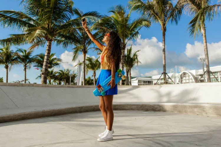 
	Jovem tira selfie: segundo o levantamento, 58% dos brasileiros afirmaram publicar updates durante viagens
 (Thinkstock)