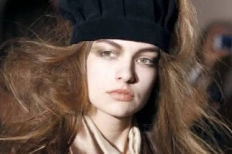 Uma modelo desfila para o estilista sul-coreano Moon Young Hee em Paris (©AFP / AFP/François Guillot)