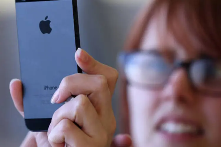 
	iPhone 5: consumidores notam o aparecimento de uma mancha roxa em imagens capturadas com a c&acirc;mera do novo smartphone da Apple
 (Justin Sullivan/Getty Images)