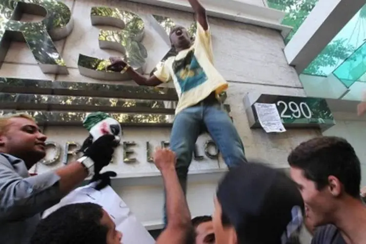 
	Jovem grita em rolezinho em frente ao Shopping do Leblon, no Rio de Janeiro: mais divers&atilde;o que pol&iacute;tica, defende a Economist
 (Mario Tama/Getty Images)