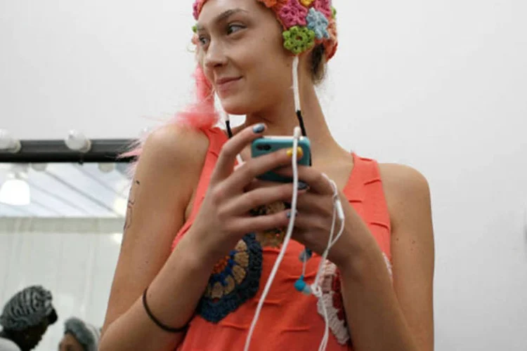 Jovem segura iPhone: pesquisa aponta que  87% dos jovens entrevistados disseram que sentem-se mais felizes quando estão com seus aparelhos móveis em mãos (Andy Kropa/Stringer)