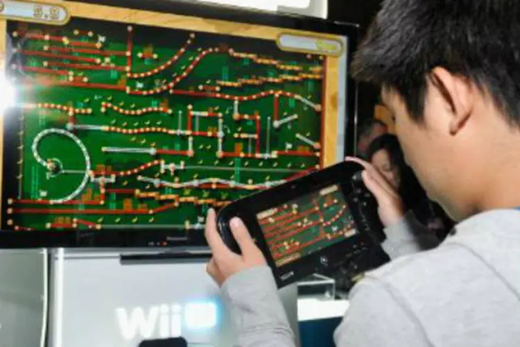 Jovem joga o Wii U: a Nintendo pretendia vender 9 milhões de consoles Wii U este ano, mas vendeu apenas 2,8 milhões (Getty Images North America/AFP)
