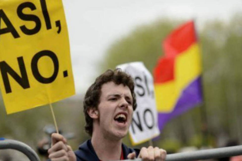 
	Jovem protesta contra desemprego na Espanha: OIT destaca o exemplo da Europa
 (AFP)