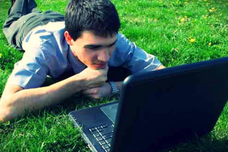 
	Homem usa notebook: criada por jovens empreendedores, iCampus ser&aacute; voltada para jovens
 (Darko Kovacevic/Dreamstime.com)