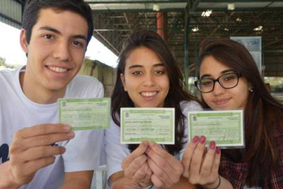 Apesar da desilução com a política tradicional e do voto facultativo, jovens não abrem mão de ir às urnas no dia 5 de outubro (Wilson Dias/Agência Brasil)