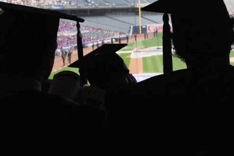 Jovens em formatura da New York University (Getty Images)