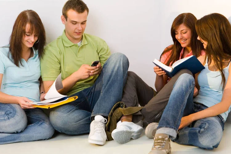 
	Jovens leitores: n&uacute;mero de leitores na faixa entre 18 e 24 anos subiu de 53% em 2011 para 67% em 2015
 (Thinkstock)