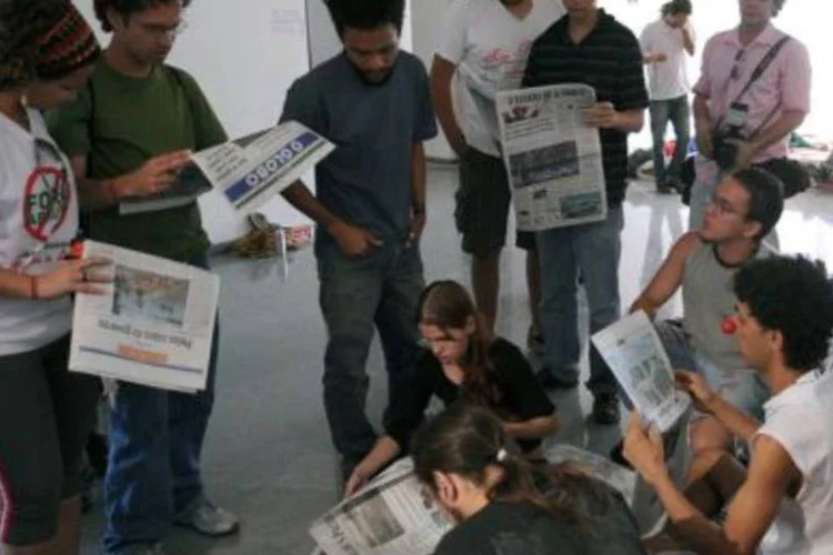 Estudantes da Universidade de Brasília ocupam a nova sede da Câmara Legislativa: jovens estão mobilizados, mas diferentes dos hippies de 1970 (.)