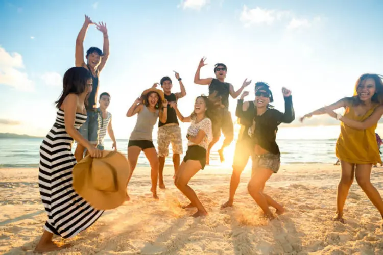 Jovens na praia (Mattrimages/Thinkstock)