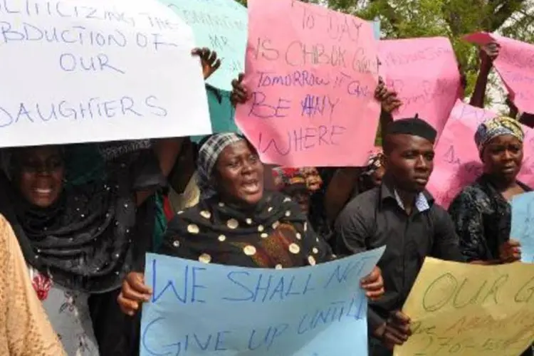 
	Parentes de jovens sequestradas protestam na Nig&eacute;ria: militantes do Boko Haram&nbsp;atacaram uma escola secund&aacute;ria no vilarejo de Chibok
 (AFP)