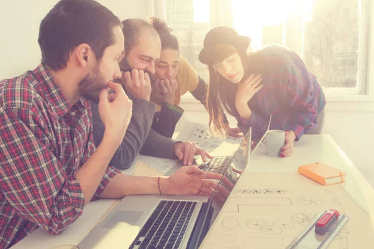 Jovens e computador (Thinkstock)