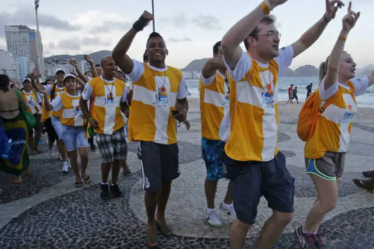 
	Jovens cat&oacute;licos andam pelo cal&ccedil;ad&atilde;o da praia de Copacabana, no Rio de Janeiro:&nbsp;sobre a reprodu&ccedil;&atilde;o assistida, o guia prop&otilde;e a ado&ccedil;&atilde;o de crian&ccedil;as por casais com dificuldade de engravidar.
 (REUTERS/Sergio Moraes)