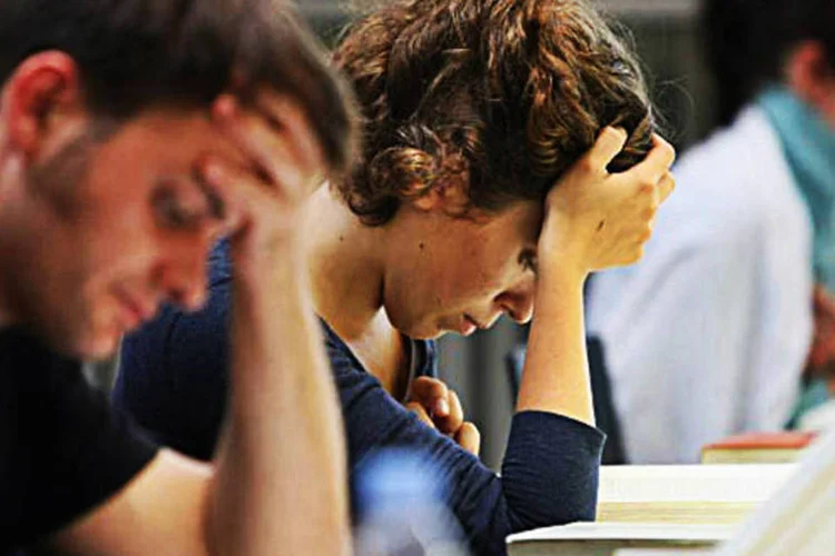 Jovens estudando em biblioteca:  Cientistas comprovaram que é melhor variar o tema ao estudar, em vez de se concentrar apenas em uma área (foto/Getty Images)