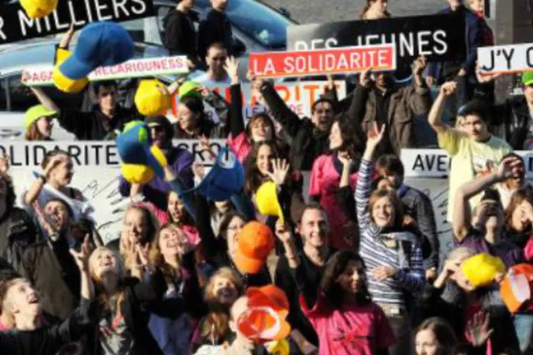 
	Jovens europeus protestam contra o desemprego em Paris: dados fracos do desemprego na Fran&ccedil;a, divulgados na v&eacute;spera ap&oacute;s o fechamento, j&aacute; estavam previstos
 (AFP)