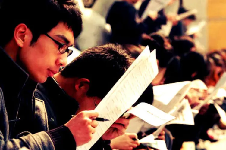 
	Jovens lendo pap&eacute;is: 180 candidatos disputam cada uma das bolsas de estudo do programa
 (Getty Images)