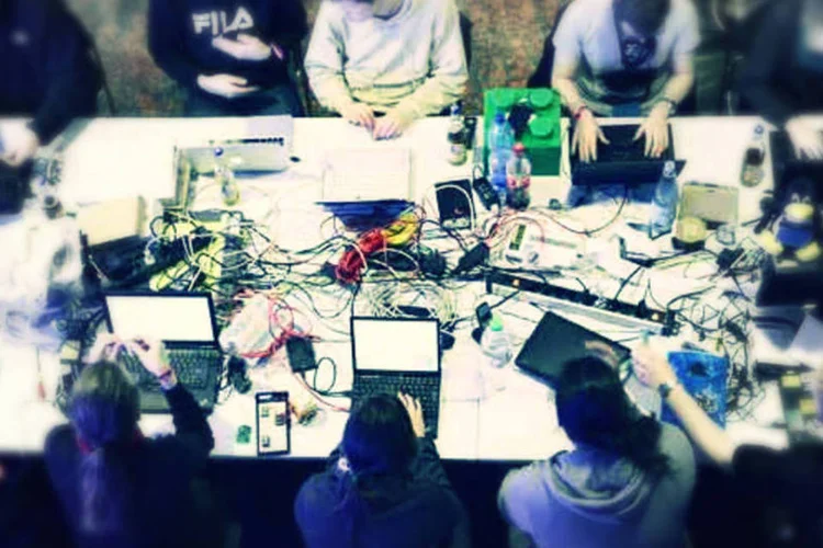 Jovens e computadores: para a carreira em TI deslanchar é preciso garantir vantagens competitivas (Getty Images)