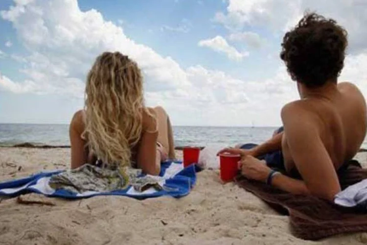 Jovens na praia (AFP/Joe Raedle)