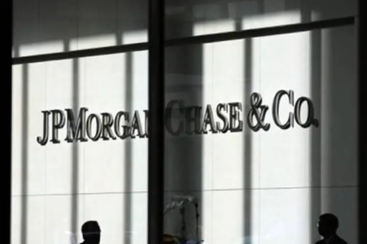 
	JPMorgan: o rebaixamento marca um rev&eacute;s incomum para um banco que, no ano passado, registrou lucro recorde de US$ 21,3 bilh&otilde;es
 (Spencer Platt/Getty Images/AFP)