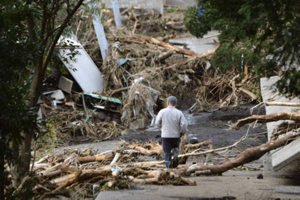 Tufão Francisco mantém 1,3 mil pessoas evacuadas no Japão