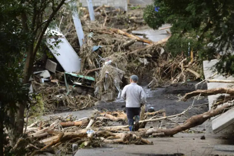 Estragos causados por tufão: cerca de 20.000 pessoas foram orientadas a deixar suas casas devido ao perigo de inundações, e centenas de voos foram cancelados (Reuters/Kyoto)