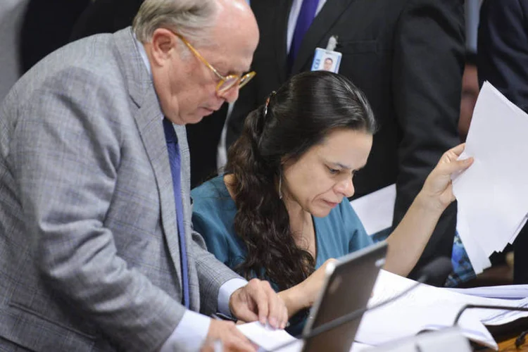 Miguel Reale Jr. e Janaína Paschoal, juristas e autores do pedido de impeachment contra Dilma Rousseff, durante reunião da comissão de impeachment em 28 de abril.  (Agência Senado)