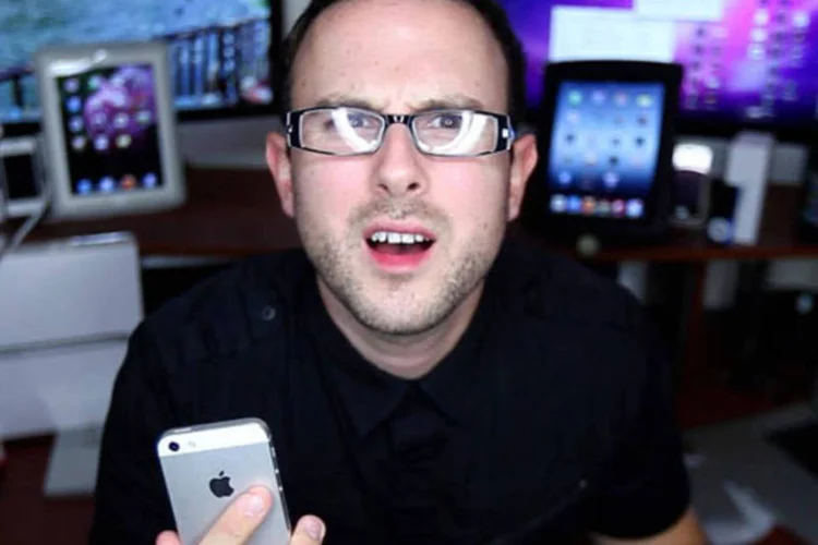 Em clipe musical engraçadinho, cantor J Rice, fã de Android, zomba do fanatismo do amigo Peter Hollens pelo iPhone 5 (Reprodução)