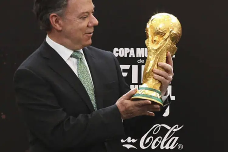 Juan Manuel Santos, presidente da Colômbia, com a taça da Copa do Mundo durante ma cerimônia no palácio presidencial em Bogotá, no final de janeiro deste ano (John Vizcaino/Reuters)