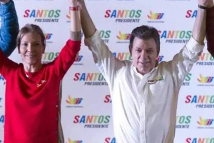 Presidente Juan Manuel Santos e sua mulher, Maria Clemencia Rodriguez, no último dia da campanha eleitoral na Colômbia (AFP)