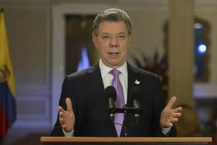 O presidente colombiano Juan Manuel Santos discursa à nação para anunciar a suspensão temporária dos bombardeios contra as Farc (Cesar Carrion/AFP)