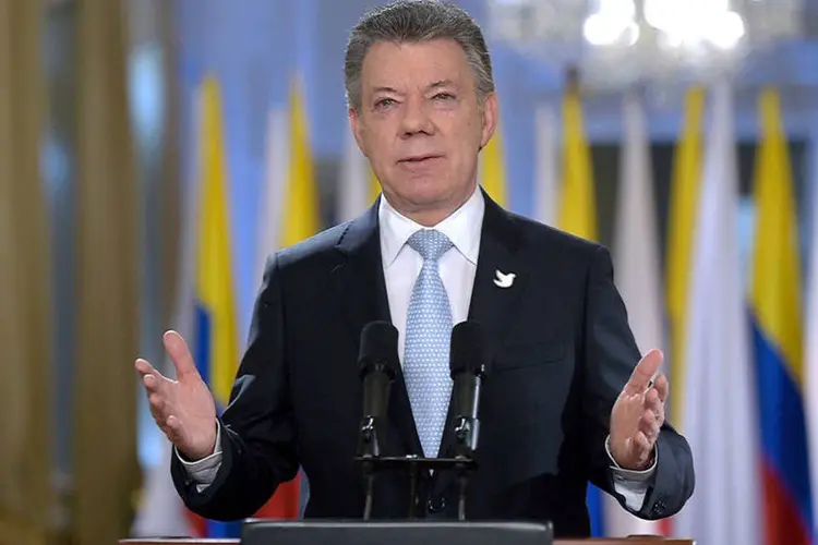 
	Juan Manuel Santos: o acordo ser&aacute; efetivo a partir da primeira hora de segunda-feira
 (Colombian Presidency/Handout/Reuters)