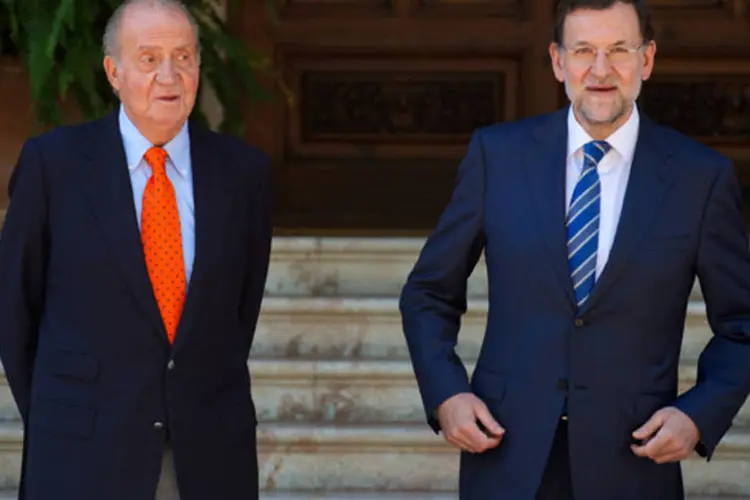 
	O rei Juan Carlos (E) da Espanha, e o presidente do governo, Mariano Rajoy (D): Rajoy e o rei dedicaram grande parte da reuni&atilde;o &agrave; reforma do plano de ajuda aos desempregados
 (Carlos Alvarez/ Getty Images)